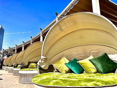 屋上に白い砂の業界初のビーチ。「プライベート感」あふれる席で目の前の砂浜をお楽しみください。
