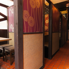 【新橋×個室居酒屋】2階は全席仕切られた個室空間。和モダンな内装で、デートや会食、接待にも最適。プライベート感を大切にしたい方に◎ 駅近の好立地で使い勝手抜群！老舗の味を落ち着いた空間でゆっくり堪能できます。新橋で個室居酒屋をお探しならココ！