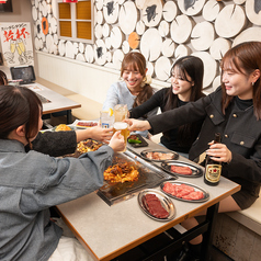 テーブル席は横並びで5卓！最大20名様でのご宴会にも最適です！