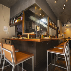 店内には心地よいカウンターを8席ご用意。仕事帰りのサク飲みや、お一人様でのちょい飲みにも気軽に立ち寄れる温かい空間です。スタッフとの会話を楽しみながら、ゆったりとお酒をたしなむ至福のひとときを過ごしませんか？肩肘張らずに過ごせるアットホームな特等席で、皆様のご来店をお待ちしております。（150文字）