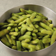 ～枝豆～まずはこれ！塩加減が絶妙な枝豆は、お酒との相性抜群の定番おつまみ♪
