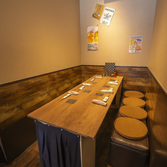店内には、ゆったりと寛げる6名様掛けのテーブル席をご用意しております。仕事帰りの飲み会や、ご友人・ご家族との楽しいお食事など、グループでのご利用に最適な空間です。アットホームで温かい雰囲気の中、美味しいお酒と多彩な料理を囲みながら、賑やかで特別なひとときをどうぞお気軽にお楽しみください。