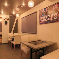 4名様がけのテーブルを2席ご用意。ご家族や気の合う仲間との楽しいひとときをお過ごしください。