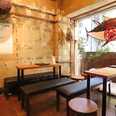 6名様掛けのテーブル席2つは、必要に応じてつなげることで最大14名様までご利用可能です。大切な人への特別なお祝い、内輪の歓送迎会など小~中規模のご宴会に最適です。幅広いニーズにお応えできるお席として、ご用意しております。