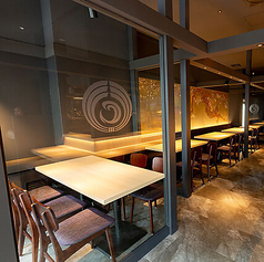 【テーブル席：2名席×1卓／4名席×3卓】