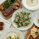 地元魚介と旬野菜を選べるメイン＋ビュッフェで至福のランチタイムをご提供。