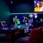 活気あふれるダーツブースをご用意しています。このダーツスペースは最大20名様までご利用いただける広さがあり、友人同士や同僚との楽しい時間を過ごすのに最適です。ダーツは、初心者から上級者まで、幅広い方にお楽しみいただけます。また、フロア貸切にも対応しており、特別なイベントやパーティーにも最適です。