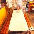 【集いの場にぴったり！】こちらのテーブル席は、友人や家族との集まりに最適です。広々としたスペースで、みんなでワイワイ楽しむことができます。美味しいやきとんや焼き鳥と共に、賑やかなひとときを過ごしていただける環境を整えています。