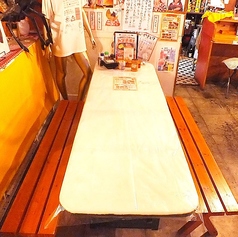 【集いの場にぴったり！】こちらのテーブル席は、友人や家族との集まりに最適です。広々としたスペースで、みんなでワイワイ楽しむことができます。美味しいやきとんや焼き鳥と共に、賑やかなひとときを過ごしていただける環境を整えています。