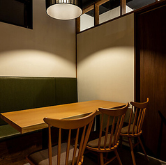 《少人数様向け完全個室》【4名～6名】プライベートな空間でゆったりとお寛ぎいただける完全個室をご用意しております◎女子会や少人数での特別な飲み会などにおすすめですよ♪