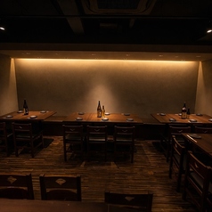【3名～6名席】すこしゆったりめのお席になっておりますので、落ち着いた雰囲気のなかで大切な仲間たちと、情緒溢れる空間をご堪能ください・・・人数に応じたお席へご案内いたします♪ご希望、ご要望等はお気軽にご相談下さい◎