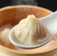 看板メニュー【世界チャンピオンの手包み小籠包】必食！