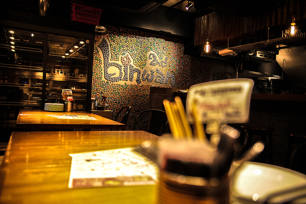 奥にはゆっくりくつろげるテーブル席。