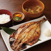 【厳選・ひもの】魚や魚介類の身を開いて塩をまぶし、長期保存をするために乾燥させた、非常にシンプルな加工食品「ひもの(干物)」。魚を干すことにより保存食としてだけでなく、栄養価が高まり旨さも増してきます。風通しが良く、乾燥した冬季に作られたひものが美味しいといわれています。 