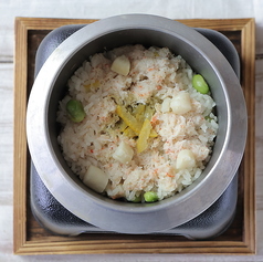 磯の香り 蟹と小柱の贅沢釜飯