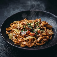 お酒が進む牛ホルモン焼きうどん