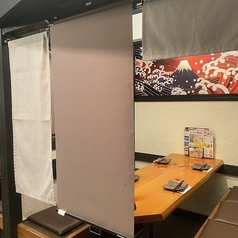 落ち着いたテーブル個室空間。6名まで。