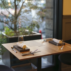 【テーブル席：2名席×1卓】大きな窓に面したテーブル席は、2名様にてご利用可能です。木々の緑や幕張の街並み、行き交う人々を眺めながら、心地よい時間を過ごせるお席です。