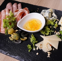 ハムとチーズの盛り合わせ　オリーブ添え