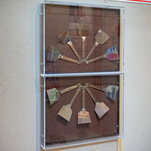 鉄板料理はやっぱりヘラで料理！心地よい音楽も流れ、五感すべてで楽しむ食事を提供しています★