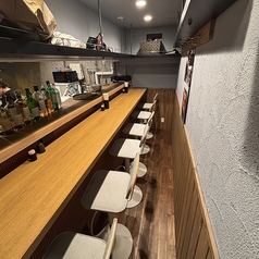 お一人様やデートに最適なカウンター席はたっぷり12席完備。目の前で焼き上がる海鮮の香ばしい匂いや、スタッフとの会話を楽しめる特等席です。飲み会前のサク飲みや、親しいご友人との語り合いにもおすすめ。どんなシーンでも気兼ねなく立ち寄れる、温かさと活気に満ちた「季いろ」自慢の特等席で至福の杯を♪