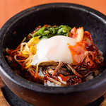 焼肉と一緒に頼みたい品、上位に必ず入るビビンバもお忘れなく！辛味が黄身でまろやかに♪