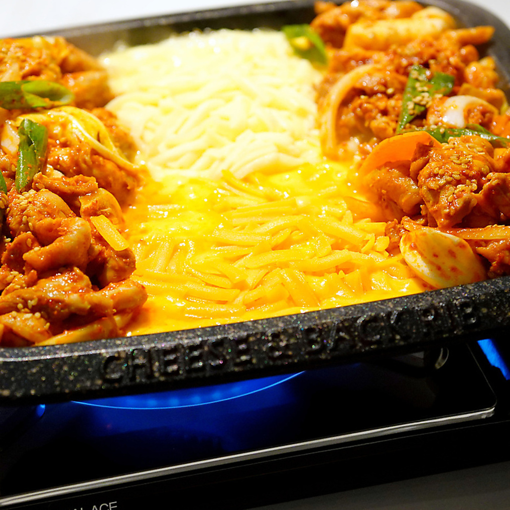 チーズタッカルビのジューシーな肉と、チーズのコンビネーションが絶品です。幸せなひとときを演出。