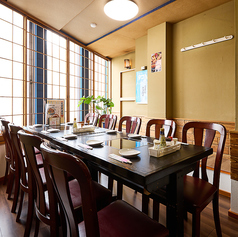 光と影が織り成す上質な美食空間!!都会の喧騒を忘れ大人の時間をゆったり堪能できる空間をご用意♪当店は全国の地酒も多数ご用意してます。 常時約10種類以上の地酒でお客様をお出迎えいたします♪なかなか手に入ることが難しい銘酒もございますので、是非お試しくださいませ♪お得な飲み放題プランは1280円!!