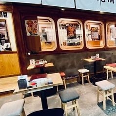 デートや友達、同僚との食事に最適な2名様掛けテーブルをご用意しています。にぎわう店内でゆったりとした空間で過ごすことで、二人の距離も自然に縮まり、会話が弾みます。リラックスした雰囲気の中で、心温まるひとときをお楽しみください。美味しい料理とドリンクと共に、ぜひ、お気軽にお越しください♪