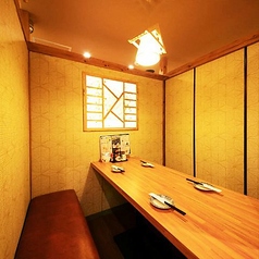 赴きあふれる小人数様向け掘り炬燵を多数ご用意しております！落ち着きのある空間で日々の疲れを癒してくれます。まったり飲むも、わいわい騒ぐも、プライベート空間で周りを気にせずお楽しみいただけます♪◎