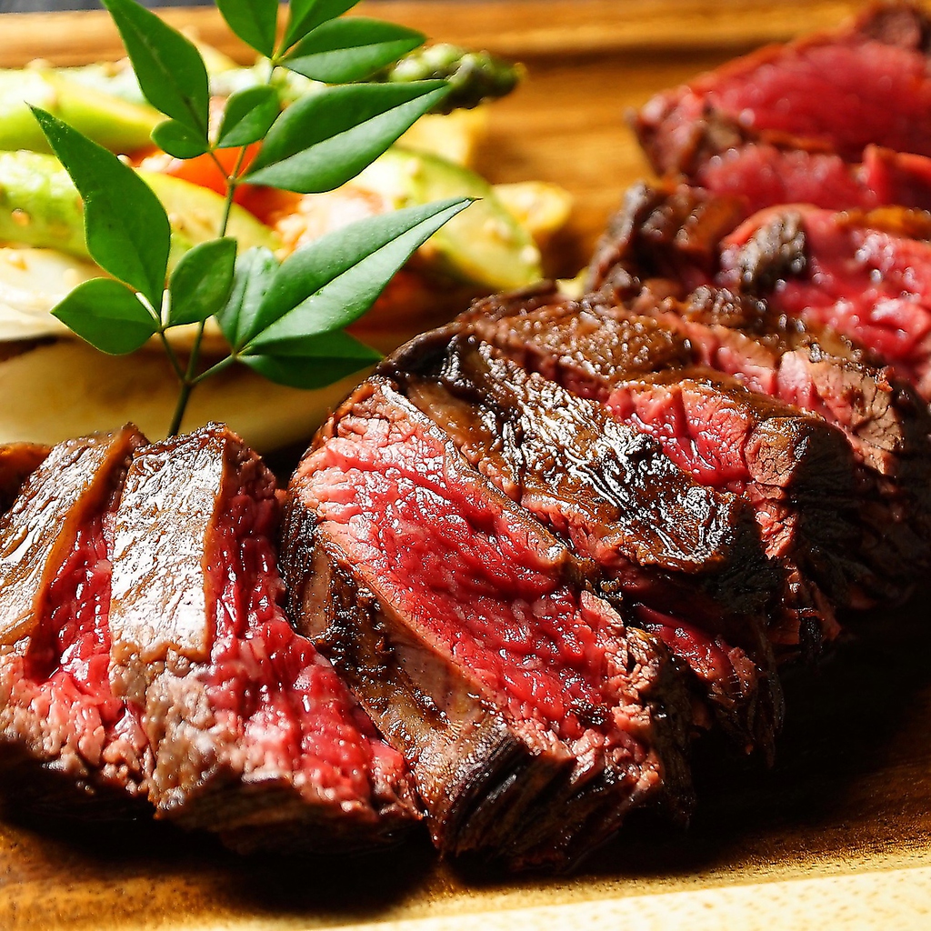 じっくりと時間をかけて寝かせることで、旨みが引き出される熟成肉。