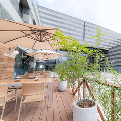 開放感あふれる広々としたウッドデッキのテラス席は、都会にいながらにしてリゾートのような贅沢な雰囲気を満喫できる特等席です♪大型のパラソルを完備しているため、強い日差しを気にすることなく、終日快適にお食事を楽しめます。ぜひ非日常的なリラックスタイムをお過ごしください!