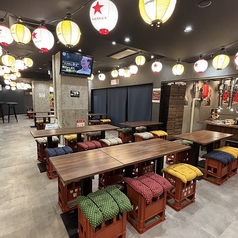 狸小路横丁の活気を感じながら、仲間内で盛り上がれる6名掛けのテーブル席を2卓ご用意しております。繋げてのご利用で、最大12名様までの宴会、飲み会、歓送迎会、二次会に最適！ご友人やご家族と、北海道の海鮮を囲んで賑やかな時間を過ごせます。※テーブル席は人気のため、お電話でお問い合わせください！