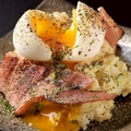 料理メニュー写真&nbsp;炙りベーコンと半熟卵のポテサラ