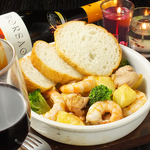 【好評！アヒージョ610円】海老とチキンのうま味に、ニンニクとアンチョビが香ばしい…