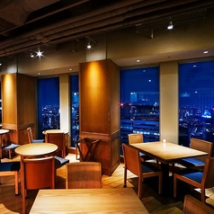 《ダイニングテーブル席｜2～4名様向け》窓際のお席でなくても新宿の夜景を眺めることのできる、開放感溢れるダイニングテーブル席