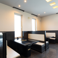 当店では6名様用テーブルを4席ご用意しております。