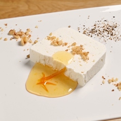 イタリア産ゴルゴンゾーラのレアチーズケーキ ~オレンジミエーレ添え~