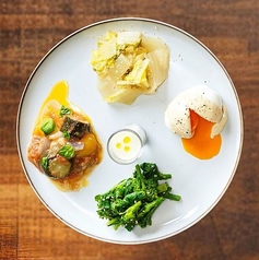 クラフトビールのアテ盛り合わせ