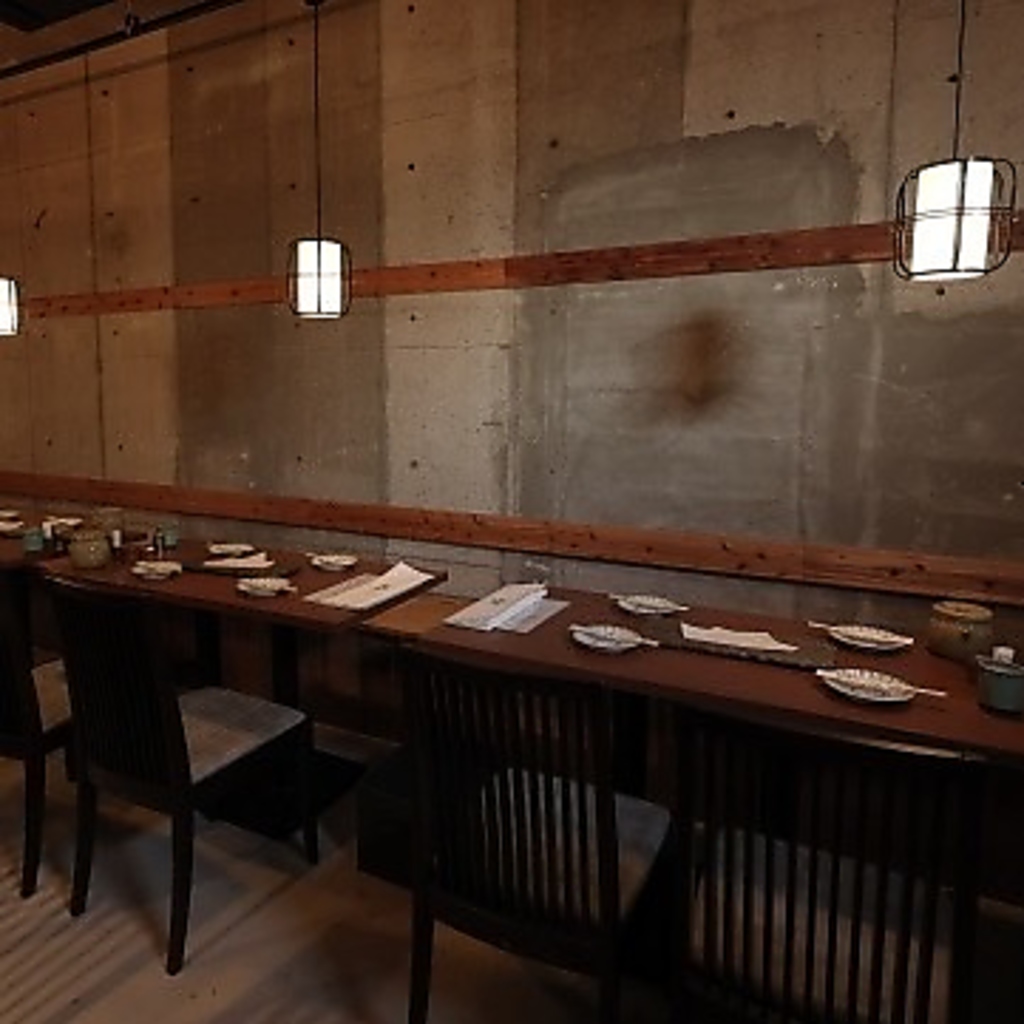 キッチンが見れるテーブル席も人気です♪