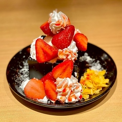 こぼれ苺パフェ