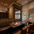 歓送迎会や打ち上げ、同窓会など幅広いシーンに対応可能な宴会席を完備。大人数でも一体感を持って楽しめるレイアウトで、会話も弾みやすいのが特徴です。充実した飲み放題メニューと相性抜群の料理で、盛り上がること間違いなし。幹事様も安心のサポート体制で、思い出に残る宴会をお約束します。