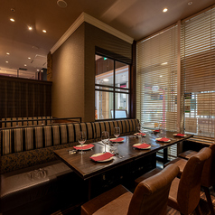 歓送迎会や打ち上げ、同窓会など幅広いシーンに対応可能な宴会席を完備。大人数でも一体感を持って楽しめるレイアウトで、会話も弾みやすいのが特徴です。充実した飲み放題メニューと相性抜群の料理で、盛り上がること間違いなし。幹事様も安心のサポート体制で、思い出に残る宴会をお約束します。