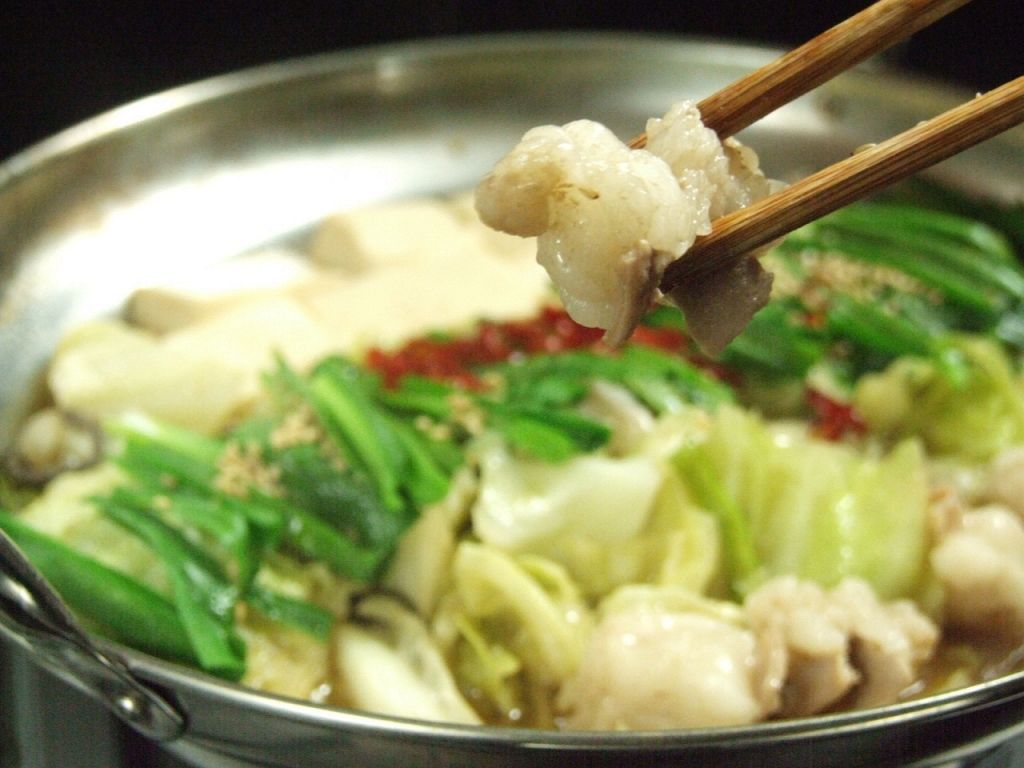 「さぁ～完成☆」ぷりっぷりのもつ鍋は美味しいですよ！どんどん食べて、追加の牛もつ620円です♪