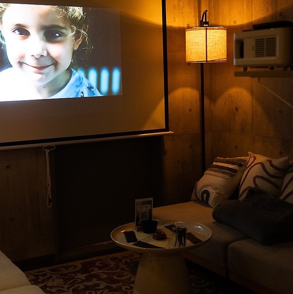 プロジェクターで映像を楽しみながらゆったりとくつろげる空間。リラックスした時間をお過ごし下さい