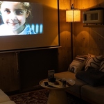 プロジェクターで映像を楽しみながらゆったりとくつろげる空間。リラックスした時間をお過ごし下さい