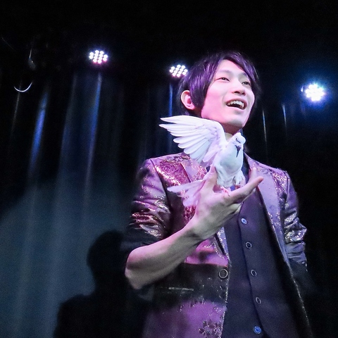 大興奮のステージマジックを間近で体験！本格エンターテインメントレストラン！