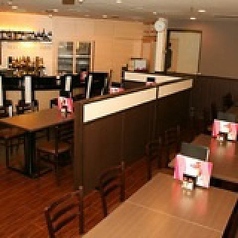 清潔感あふれるテーブル席は、女性同士のランチや女子会にもぴったり♪本場のシェフが作る本格インド料理を囲みながら、賑やかな時間をお楽しみいただけます。落ち着いた内装デザインなので、ついつい長居したくなるような心地よさが自慢。お仕事の合間のリフレッシュや、週末のゆったりランチにぜひご利用ください。