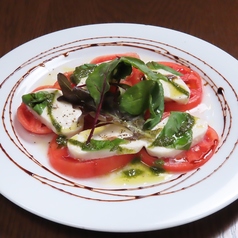 フルーツトマトとイタリア産モッツァレラチーズ、アンチョビのカプレーゼ