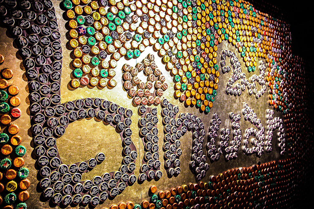 瓶の王冠を使ったbinwanロゴのアート。